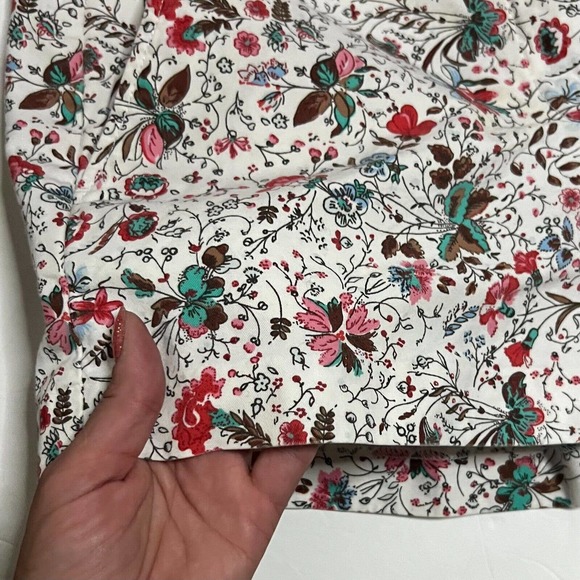 Banana Republic Sunshine White Floral Bermuda Short Size 8, 3.25" leg - Picture 10 of 12